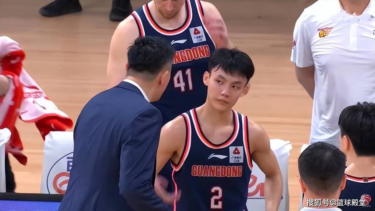 这时，戏中时空不再以黑白表现，而转成彩色.从形式上将戏里戏外融合一起.隐喻戏中的悲剧已在现实世界发生，奥里卡与所扮演的角色融为一体，都举起了用来自杀的手枪……但奥里卡并未像戏中角色那样自杀，而是将道具手枪对准了杀害摄影师波托茨基的凶手—宪兵队长，射出了愤怒的.代表反抗的子弹。